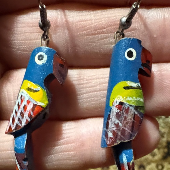VINTAGE HANDPAINTED WOODEN MULTICOLORED PARROT DANGLE HOOK 2.3" EARRINGS - Picture 5 of 7